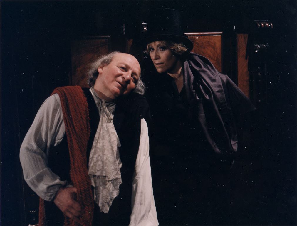 Jerzy Łapiński (Jan), Teresa Budzisz-Krzyżanowska (Don Belial de Gehenna) w „Saragossie” wg Jana Potockiego w reżyserii Tadeusza Bradeckiego. Premiera w Teatrze Narodowym 28 lutego 1998. Fot. Wojciech Plewiński 