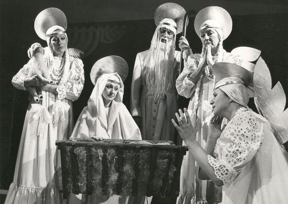 Scena zbiorowa z PASTORAŁKI Leona Schillera w reż. Barbary Fijewskiej. Premiera w Teatrze Narodowym 24 listopada 1988. Fot. Karina Łopieńska / Archiwum Artystyczne Teatru Narodowego Scena zbiorowa z PASTORAŁKI Leona Schillera w reż. Barbary Fijewskiej. Premiera w Teatrze Narodowym 24 listopada 1988. Fot. Karina Łopieńska / Archiwum Artystyczne Teatru Narodowego