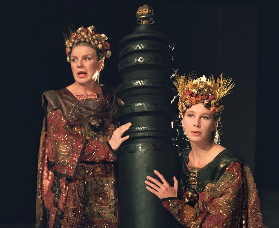 „Noc listopadowa. Sceny dramatyczne” Wyspiańskiego,  reż. Jerzy Grzegorzewski, prem. 19 listopada 1997, Eugenia Herman (Demeter), Magdalena Warzecha (Kora). Fot. Wojciech Plewiński