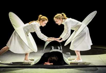 Paulina Szostak (Anioł), Grzegorz Małecki (Gustaw-Konrad), Paulina Korthals (Anioł) w DZIADACH Adama Mickiewicza w reż. Eimuntasa Nekrošiusa. Fot. Krzysztof Bieliński