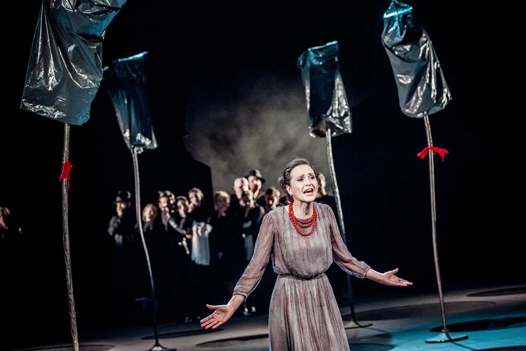 Scena zbiorowa, na pierwszym planie: Joanna Gryga (Zosia). Fot. Krzysztof Bieliński