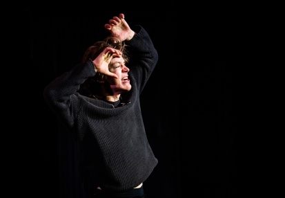 Hugo Tarres (Hamlet) w HAMLECIE Williama Shakespeare’a w reż. Jana Englerta. Fot. Marta Ankiersztejn
