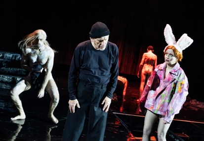 Mateusz Rusin (Edgar), Jan Englert (Lear, król Brytanii), Dominika Kluźniak (Kordelia / Błazen) w KRÓLU LEARZE Williama Shakespeare’a w reż. Grzegorza Wiśniewskiego. Fot. Marta Ankiersztejn