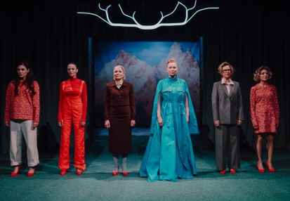 Zuzanna Saporznikow (Agnieszka), Patrycja Soliman (Padawanka), Kinga Ilgner (Magda), Anna Lobedan (Kasandra), Aleksandra Justa (Rebecca), Edyta Olszówka (Kamila) w MĘŻCZYŹNI OBJAŚNIAJĄ MI ŚWIAT Rebekki Solnit w reż. Klaudii Gębskiej. Fot. Karolina Jóźwiak