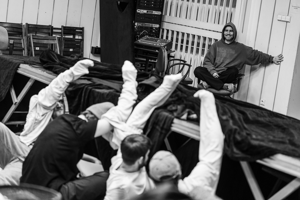 NIEWYCZERPANY ŻART – próby: Kamil Białaszek (reżyser). Fot. Marta Ankiersztejn 