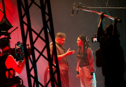 PIEKŁO – NIEBO Marii Wojtyszko w reż. Jakuba Krofty | rejestracja dla Teatru Telewizji TVP: Robert Czerwiński (Diabeł Osmółka), Zuzanna Saporznikow (Mama, Dj Daje radę). Fot. Marta Ankiersztejn