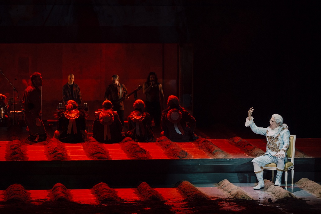 Scena zbiorowa, na pierwszym planie: Jerzy Radziwiłowicz (Król). Fot. Karolina Jóźwiak 