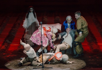 Scena zbiorowa w TERMOPILACH POLSKICH Tadeusza Micińskiego w reż. Jana Klaty. Fot. Karolina Jóźwiak