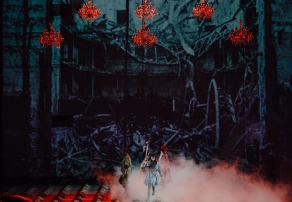 Robert Jarociński (Prymas), Karol Pocheć (Książę Józef), Paweł Paprocki (Dąbrowski), Anna Grycewicz (Wita), Cezary Kosiński (Kościuszko) w TERMOPILACH POLSKICH Tadeusza Micińskiego w reż. Jana Klaty. Fot. Karolina Jóźwiak 