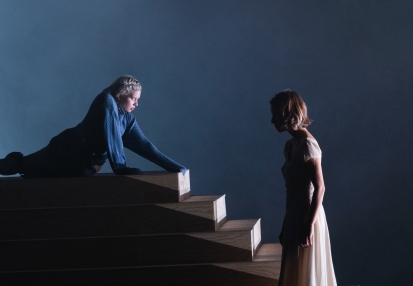 Ewa Bukała (Elektra), Hanna Wojtóściszyn (Ifigenia) w ORESTEI wg scenariusza i w reż. Luka Percevala. Fot. Mariia Shulga